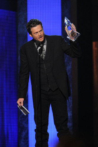  Blake Shelton - 44th Annual CMA Awards - montrer