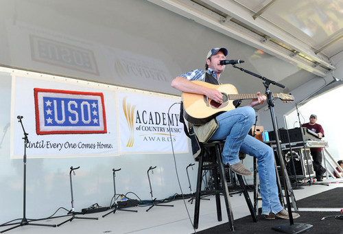  Blake Shelton - 46th Annual Academy Of Country Музыка Awards - USO концерт