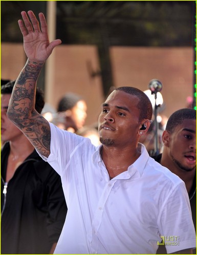  Chris Brown Performs for 18,000 Фаны on 'Today'