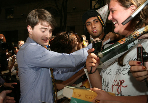  Daniel Signing Autographs after the Today tampil (07.14.11) HQ