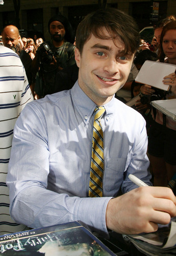  Daniel Signing Autographs after the Today tunjuk (07.14.11) HQ