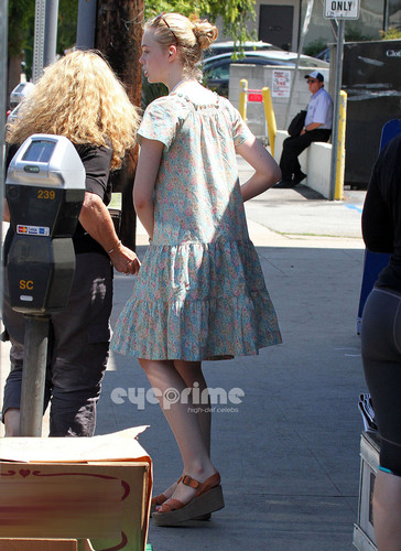  Elle Fanning buys some Magazines in Studio City, July 15
