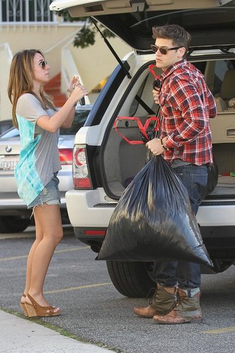  Haylie - In shorts donating clothes to Goodwill in Toluca Lake - March 31, 2010