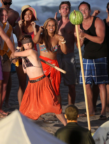  Jessica Stroup films 90210 on Manhattan bờ biển, bãi biển in L.A, Jul 12