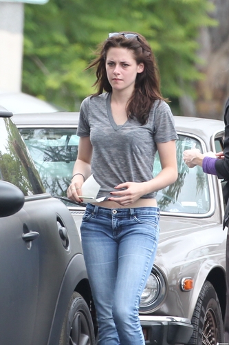  Kristen Stewart Gets Into a Fender Bender in Hollywood. [July 14]