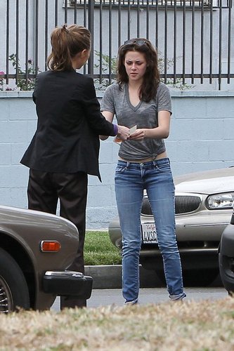  Kristen Stewart in a minor vehicle accident LA (July 14, 2011)