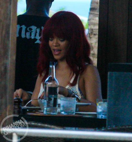  Rihanna - At the Setai Hotel in Miami spiaggia - July 13, 2011