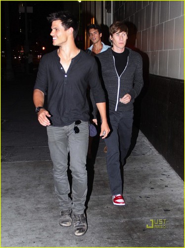  Taylor Lautner, Gus van Sant & Dustin Lance Black: Downtown Dinner!