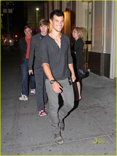  Taylor Lautner, Gus 面包车, 范 Sant & Dustin Lance Black: Downtown Dinner!