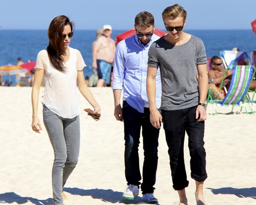  Tom Felton and girlfriend Jade Olivia strolling at the beach, pwani in Rio de Janeiro, Brazil (July 16).