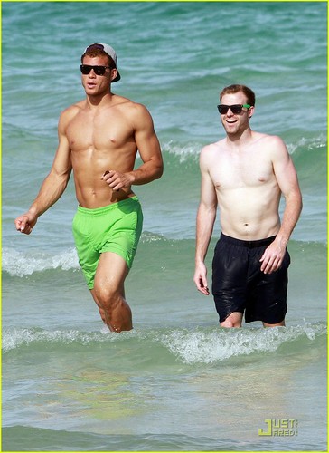  Blake Griffin: Shirtless Sun Time in Miami!