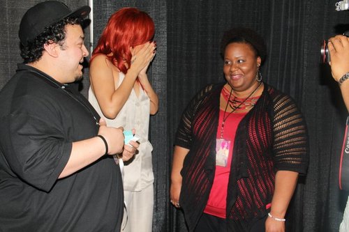  fan Proposes To His GF At Rihanna Meet & Greet