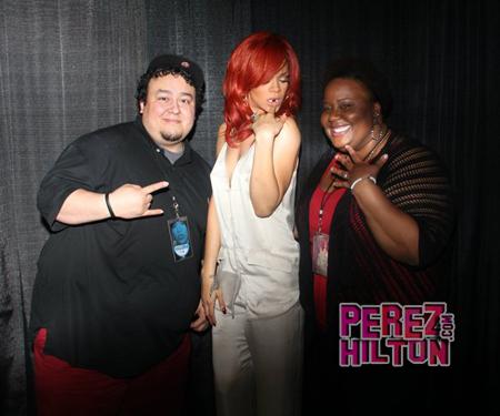  người hâm mộ Proposes To His GF At Rihanna Meet & Greet