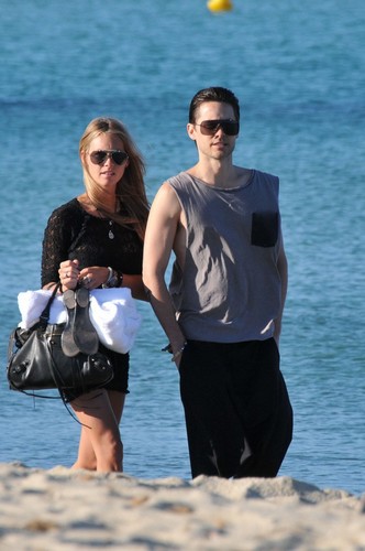  Jared Takes A Stroll At The spiaggia In St. Tropez With His Ladyfriend (July 18)