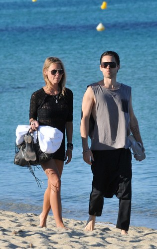  Jared Takes A Stroll At The de praia, praia In St. Tropez With His Ladyfriend (July 18)