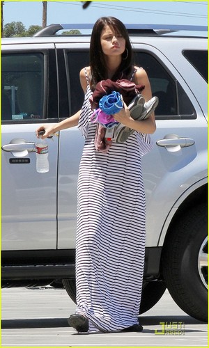  Selena - Arriving At A Studio In California - July 18, 2011