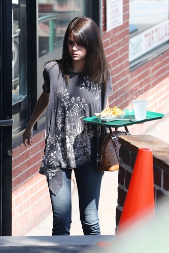  Selena - Having Lunch At Poquito Mas In Los Angeles - July 19, 2011