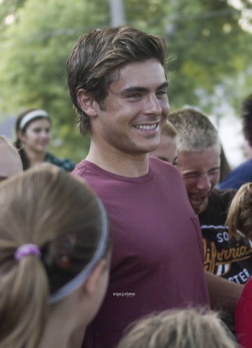 Zac with fans on the set of Heartland (July 19)