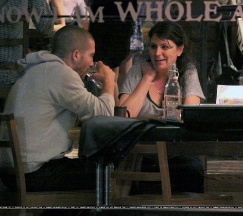  jake gyllenhaal doing jantar At Café Gratitude in Los Angeles on 9 july