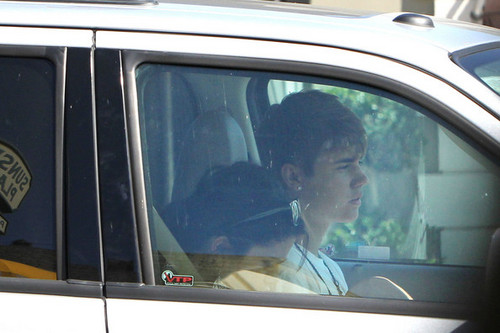  selena gomez and justin bieber are seeing driving around town in los angeles