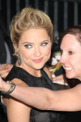  Ashley Benson of ABC Family's "Pretty Little Liars" poses with شائقین