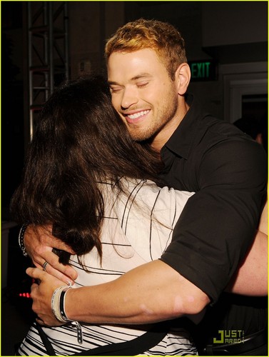  Ashley Greene & Kellan Lutz Party With The Fans!