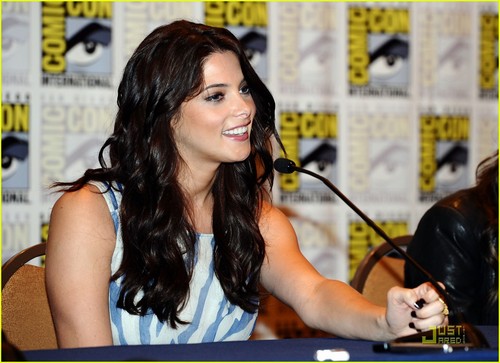  Ashley Greene & Nikki Reed: Comic-Con Vampires