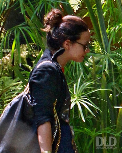  Demi - Rushes her way into a 音乐 studio in Los Angeles, CA - July 21, 2011