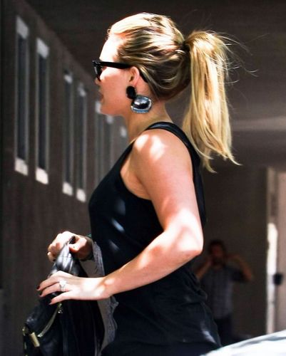  Hilary - Arriving at the Funny या Die Studio in Hollywood - July 19, 2011