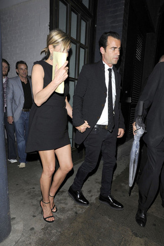  Jennifer Anniston and Justin Theroux spotted leaving Shoreditch House in लंडन
