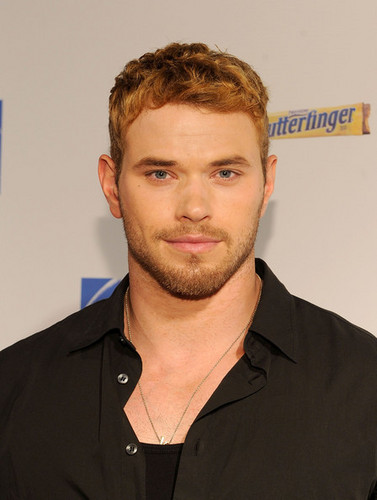  Kellan Lutz poses with 팬 at the Summit Entertainment Comic-Con Party at the Hard Rock Hotel