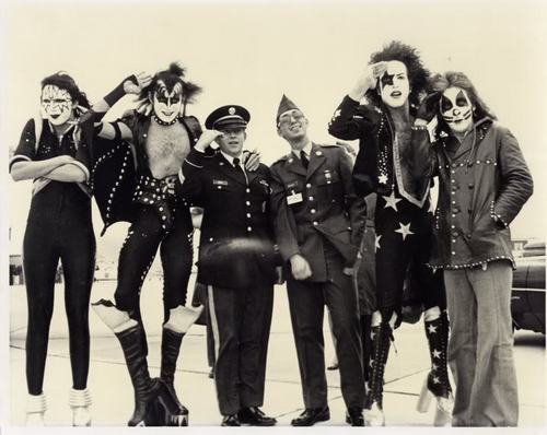  kiss supports the troops