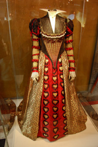  Red Queen Outfit