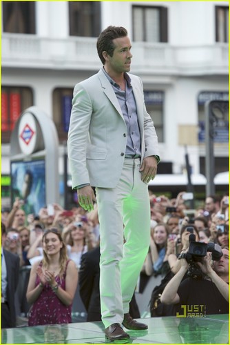 Ryan Reynolds: 'Green Lantern' Madrid Premiere