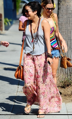  Vanessa - Out and about in Venice 海滩 with Lauren New and Kim Hidalgo - July 22, 2011