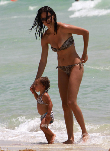  Adriana Lima Shows Her Rockin Bikini Bod in South пляж, пляжный