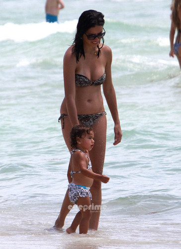  Adriana Lima Shows Her Rockin Bikini Bod in South beach, pwani