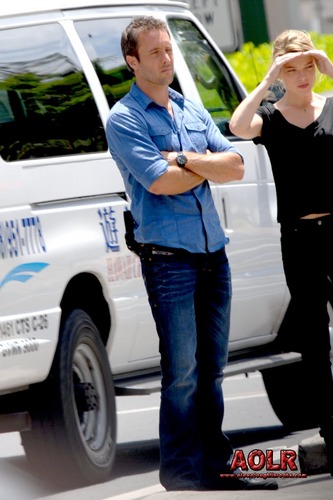  Alex O'Loughlin and Lauren German filming a scene for episode 2.02 of Hawaii Five-0