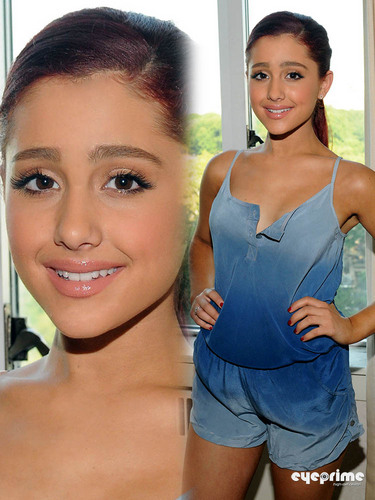  Ariana Grande posing for चित्रो in New York, Jul 26