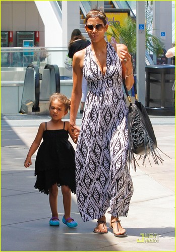  Halle Berry: Westfield with Nahla!