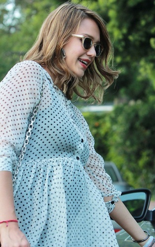  Jessica - Leaving her baby ducha, ducha de in West Hollywood - July 24, 2011