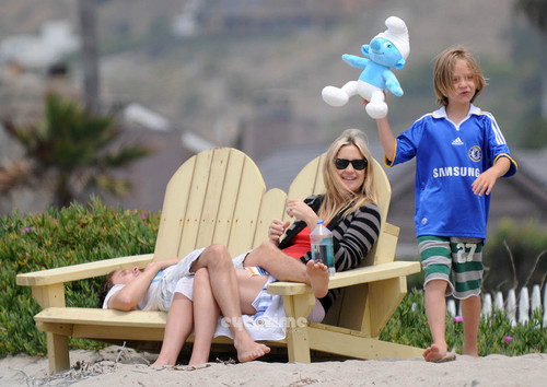  Kate Hudson and Matt Bellamy chillin on the समुद्र तट in Malibu, July 24
