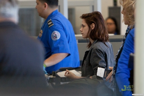  Kristen arriving at LAX - Feb 27, 2011