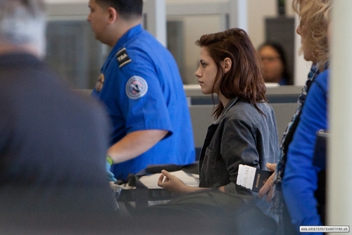  Kristen arriving at LAX - Feb 27, 2011