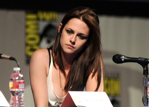  Kristen at Comic-Con 2011 'Snow White and the Huntsman ' Panel