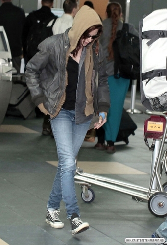 Kristen leaving airport in Vancouver - Feb 27, 2011