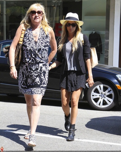 Ashely - Shopping in Beverly Hills with her mom Lisa - July 27, 2011