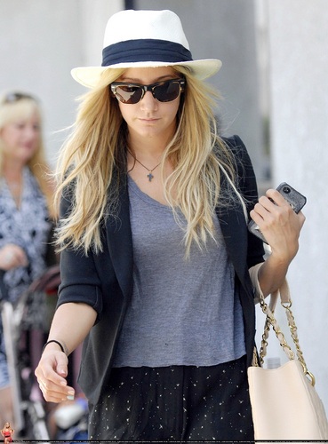 Ashley - Heading to Jinky's Cafe in LA - July 27, 2011