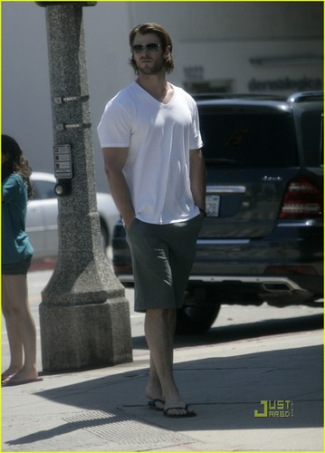  Chris Hemsworth & Elsa Pataky Stroll in L.A.