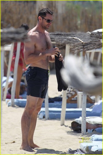  Hugh Jackman: Shirtless in St. Tropez!